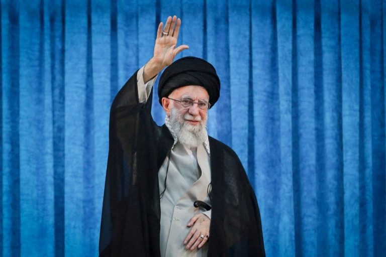 Potret Ali Khamenei, Pemimpin Tertinggi Iran