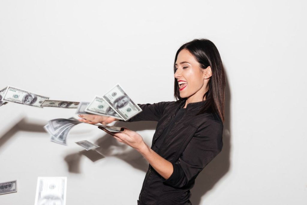 Seorang wanita menghamburkan uang ke udara