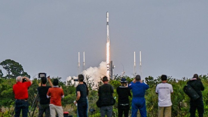 Fotografer mengabadikan peluncuran roket Falcon di Florida, 30 Maret 2026